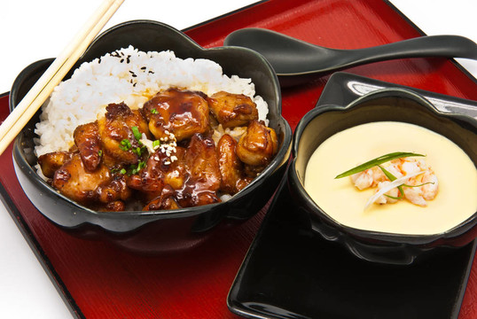 有紅燒雞肉和中國(guó)蒸蛋炒飯