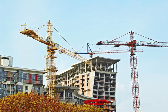 建筑起重機(jī)和建筑物下