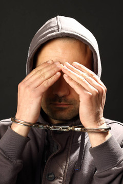 男子戴著手銬
