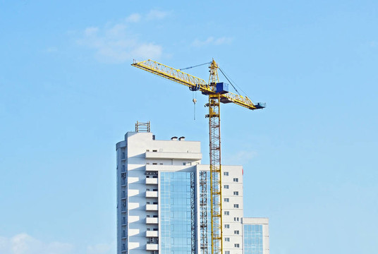 建筑起重機(jī)和建筑在藍(lán)天建設(shè)
