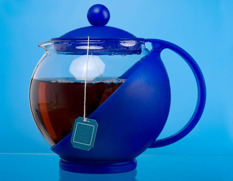 帶有黑色茶葉袋的透明茶壺