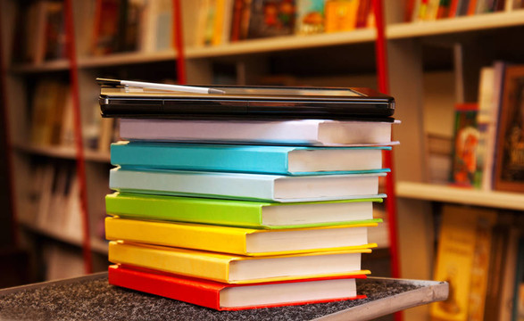 帶電子書閱讀器的彩色圖書堆疊