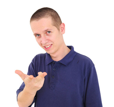 年輕的微笑的男人指著