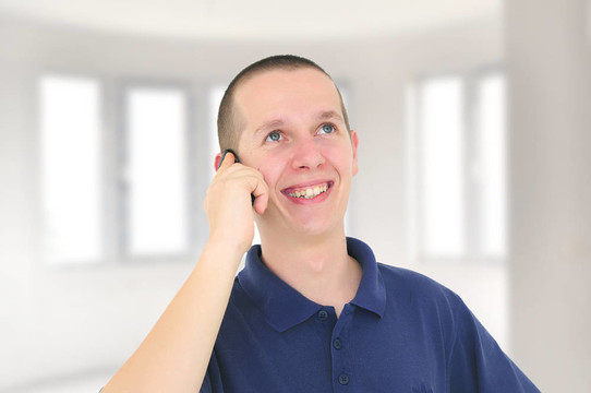 年輕的微笑的男人在電話里交談