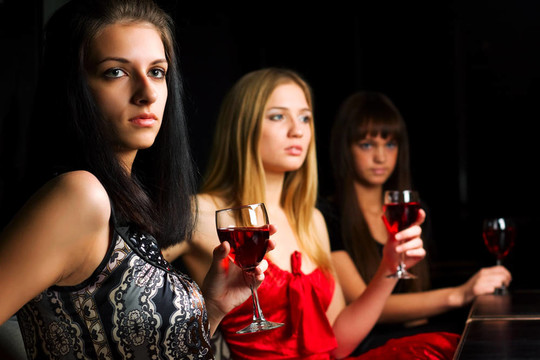 三個(gè)酒吧里的年輕女人
