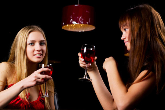兩個(gè)年輕的女人在一個(gè)酒吧