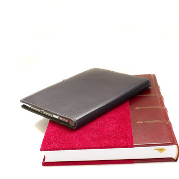 傳統(tǒng)書籍與白色背景電子書