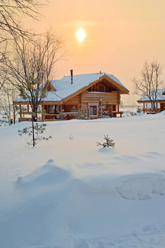 圖為雪中的木屋