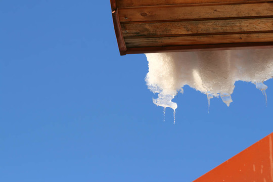融化的雪頂掛著冰柱