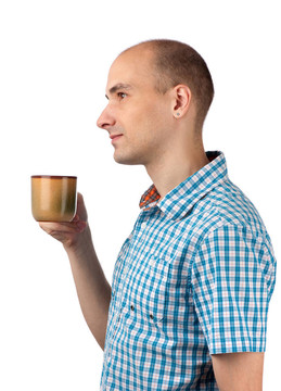 年輕快樂(lè)的微笑的男人喝咖啡