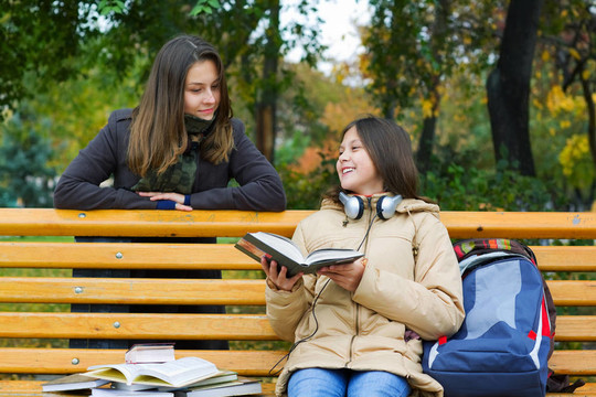 兩個年輕女孩在公園里看書