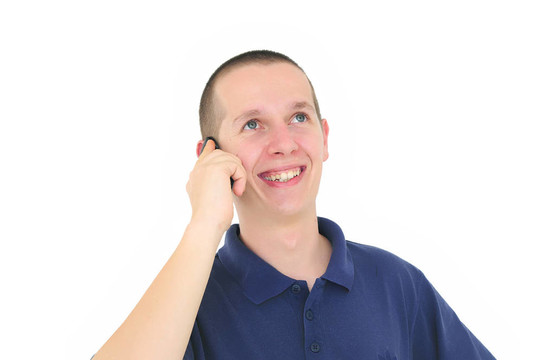年輕的微笑的男人在電話里交談