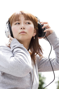 戴耳機(jī)的年輕女子