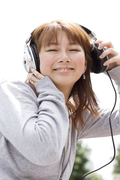 戴耳機(jī)的年輕女子