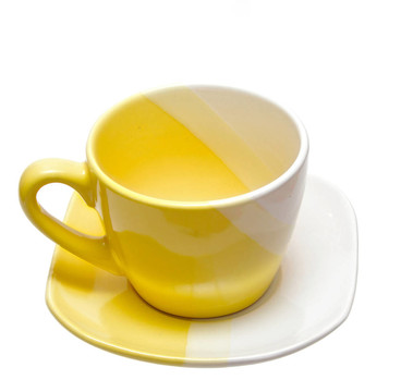 白色背景上的黃色茶杯