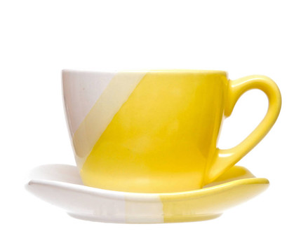 白色背景上的黃色茶杯