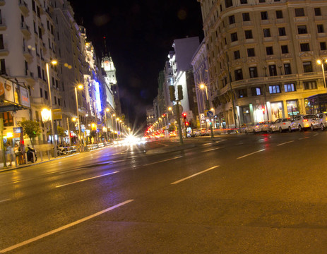 著名的和典型的街道Gran Via，晚上在馬德里