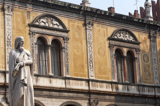 維羅納（威內(nèi)托大區(qū)；意大利）；Piazza dei Signori；歷史廣場(chǎng)的阿利蓋利·但丁雕像（1