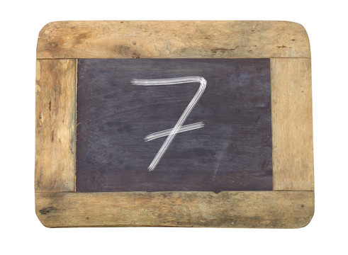 黑板上用白色寫的數(shù)字7