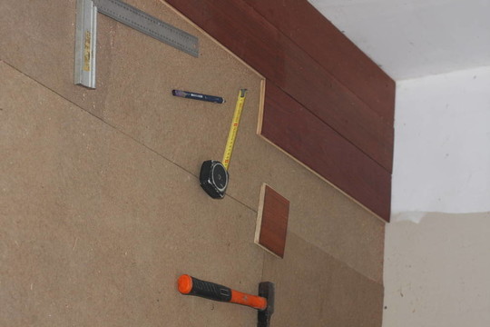 安裝硬木地板的工具