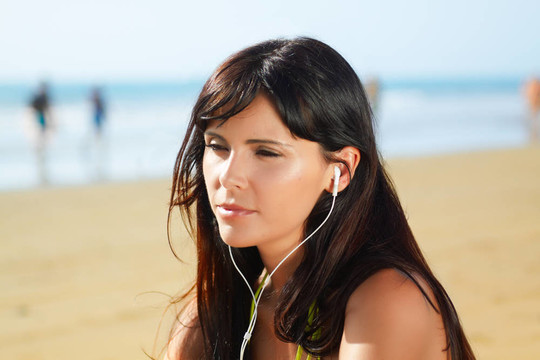 海灘上的女人聽音樂