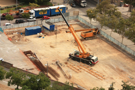 在建筑工地上工作的機(jī)器
