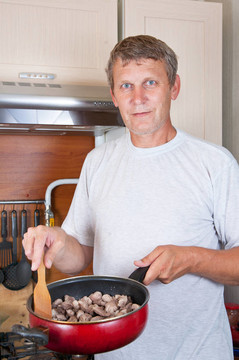 成熟的男人做晚飯