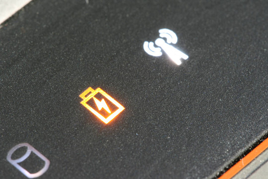 橙色預(yù)警低電池信號(hào)隨著打開WiFi的筆記本電腦