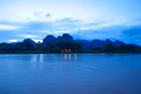 萬榮；Laos
