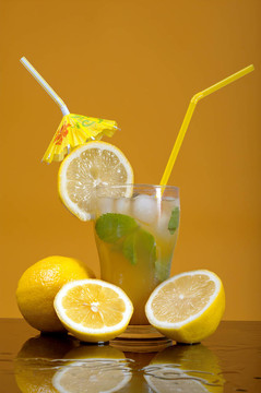 用冰塊柑橘雞尾酒飲料