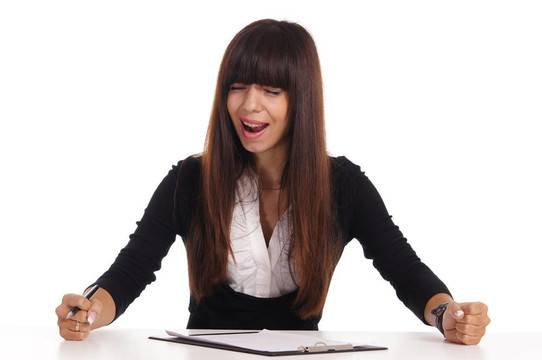 女人在桌上