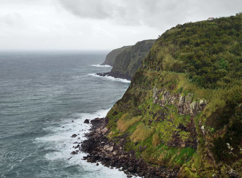 陡峭的海岸風(fēng)光在亞速爾群島