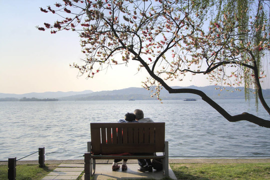 湖邊的浪漫情侶