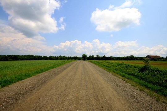 筆直的鄉(xiāng)村公路