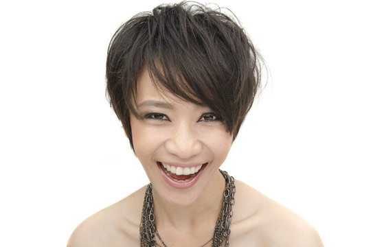 亞洲女孩的頭拍微笑