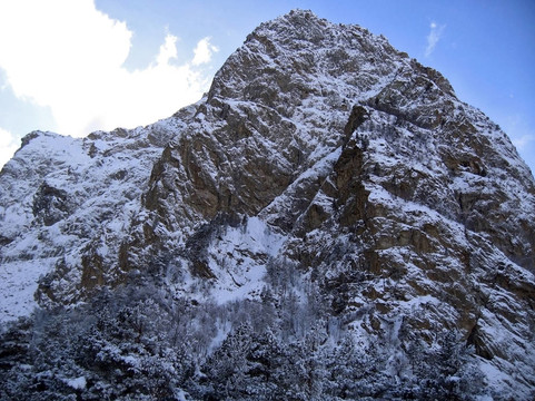 藍(lán)天白云下的山