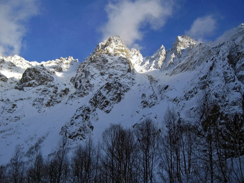 藍(lán)天白云下的山