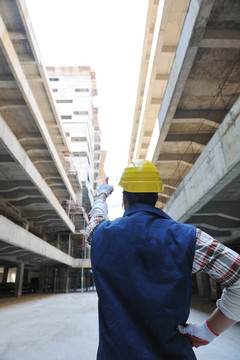 建筑工地上的工人