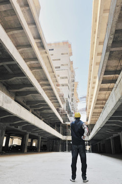 建筑工地上的工人