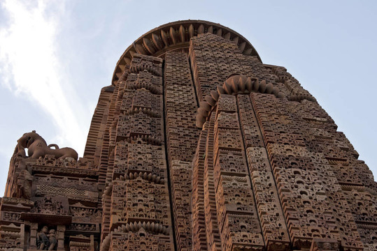 印度教寺廟塔的圓頂；Chandela Rajputs建的