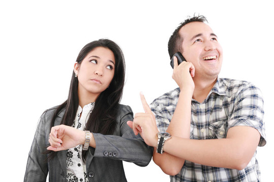 給我一分鐘；白人成年人在手機(jī)上說要等一分鐘給他的夫婦