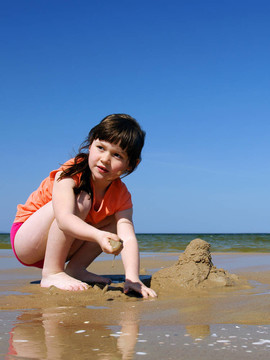 孩子們在海灘上做沙堡