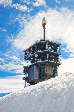 雪中電信塔