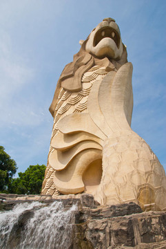巨大的獅頭魚(yú)尾像
