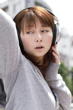 戴耳機的年輕女子