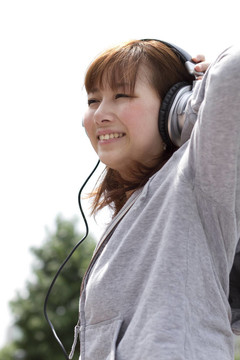 戴耳機(jī)的年輕女子