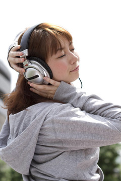 戴耳機(jī)的年輕女子
