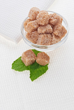 靜物與棕色塊蔗糖；在白色亞麻桌布；復(fù)制空間設(shè)計準(zhǔn)備