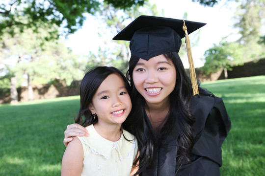 母親和Daughter Celebrating Graduation
