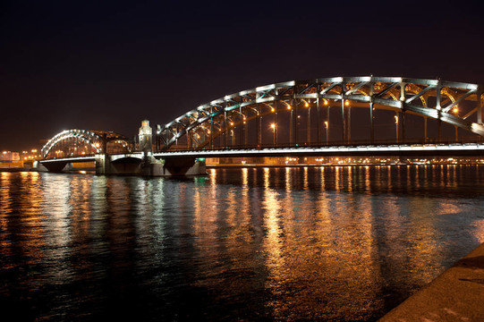 圣彼得堡；Okhtinsky橋